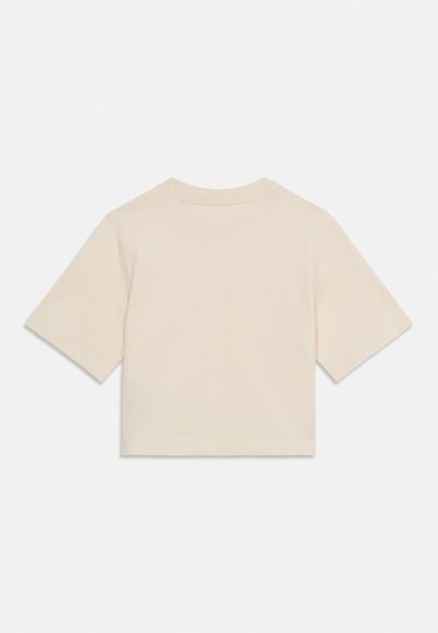 Beżowa, krótka koszulka z krótkim rękawem i okrągłym dekoltem, pokazana od tyłu na białym tle.