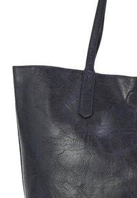Donker marineblauwe totebag van gestructureerd leer. Heeft een gladde, gestructureerde vorm en een enkele platte schouderband om te dragen.