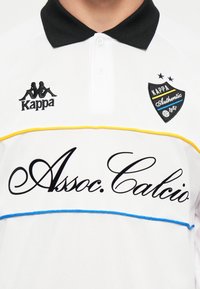 Camisa polo blanca con cuello negro, rayas horizontales amarillas y azules, logotipos bordados y "Assoc.Calcio" en cursiva en la parte delantera.