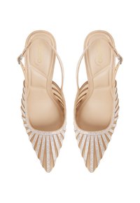 Tacones slingback en tono nude con punta afilada, que presentan pliegues estructurados y adornos plateados como acento. Forro interior suave.