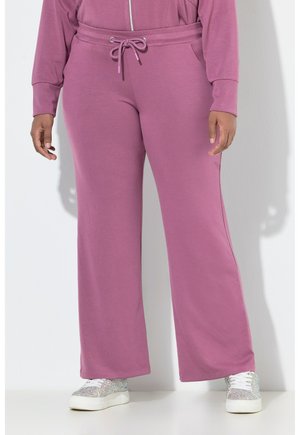 Lilla bomuldsblandingsbukser med brede ben, elastisk talje og snøre detaljer. Kombineret med metalisk sølv sneakers.