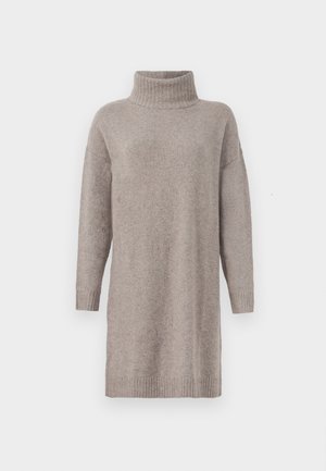 Rochie tricotată în taupe deschis, cu guler înalt cu nervuri, mâneci trei sferturi și un tiv cu nervuri pentru textură.