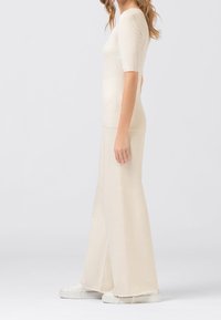 HALLHUBER Jednoduché tričko - white