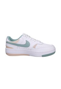 Bílé kožené sneakers s mátově zelenými akcenty, vybavené polstrovaným límcem, perforacemi pro ventilaci a texturovanou gumovou podrážkou.