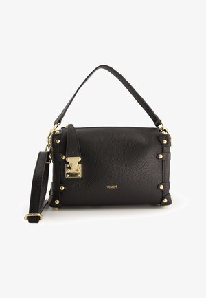 Czarna skórzana torebka o strukturalnym kształcie, z złotymi akcesoriami, górnym uchwytem oraz odpinanym paskiem na ramię. Teksturowane wykończenie i akcenty.