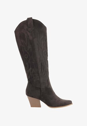 Bota alta hasta la rodilla de ante negro con punta puntiaguda, tacón apilado y costuras decorativas que presentan patrones similares a llamas en la caña.