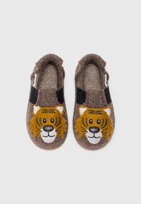 Zapatillas de fieltro marrón diseñadas con una cara de tigre, que cuentan con bandas elásticas negras, detalles bordados y un acabado suave y texturizado.
