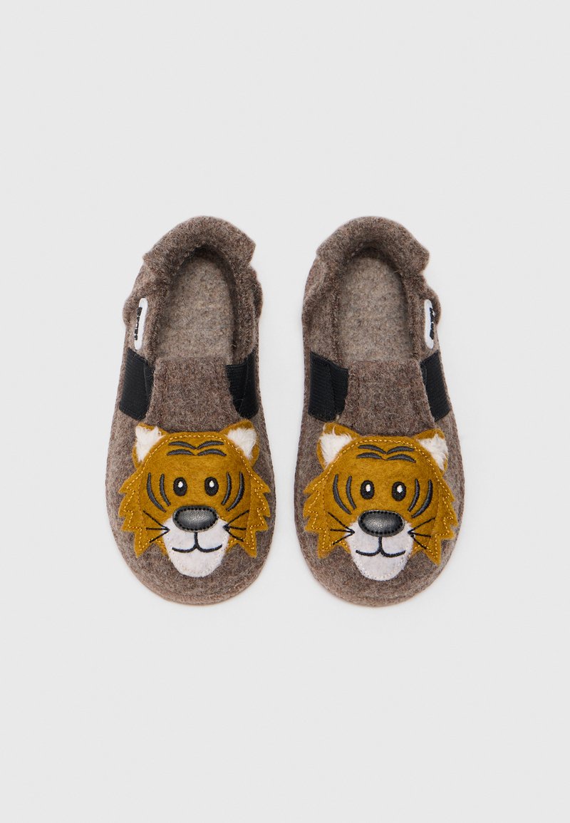 Zapatillas de fieltro marrón diseñadas con una cara de tigre, que cuentan con bandas elásticas negras, detalles bordados y un acabado suave y texturizado.