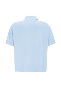 Světle modrá košile s krátkým rukávem, jemnou texturou, límečkovým designem a rovný střih. Minimalistický styl bez viditelných vzorů nebo kovových doplňků.