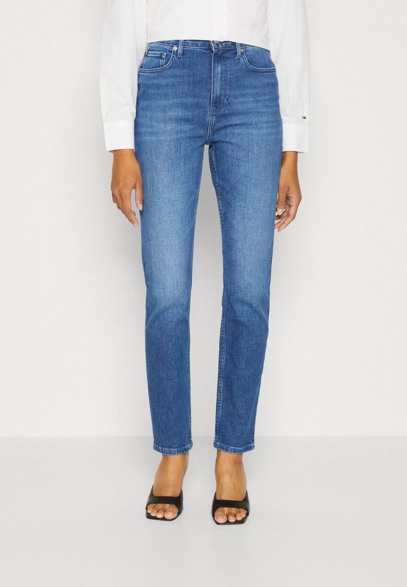 Blå denimjeans med slim fit, som har fem fickor och subtila sömmar. Tyget har en slät textur och midjehöjd.