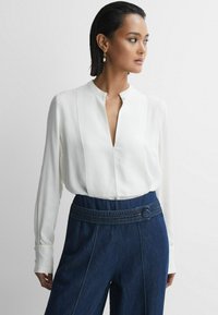 Reiss REGULAR FIT-EMMY FRONT GRANDAD COLLAR - Pusero - cream