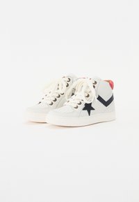 Höga sneakers i ljusgrått läder med marinblå stjärndetalj, vita snörning och röd accent på hälen. Strukturerad yta med perforeringar.