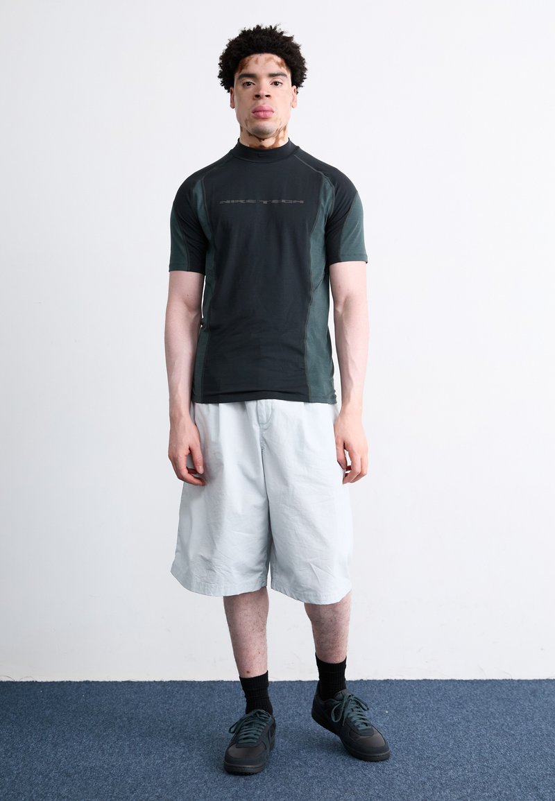 Nike Sportswear LAYER - Triko s potiskem - black/anthracite