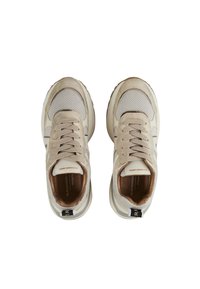 Beige sportschoenen met meshpanelen en gladde accenten. Voorzien van een ronde neus, een gestructureerde zool en een opvallend vetersysteem.