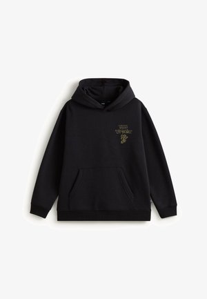 Sudadera negra hecha de un tejido suave, con un bolsillo frontal, puños y dobladillo acanalados, y texto de logo impreso en dorado con detalles gráficos en el pecho.