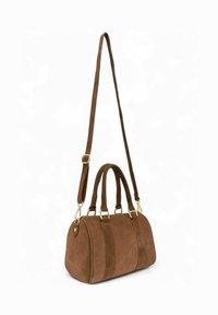 Sac à main en suède marron en forme de baril, avec deux poignées courtes et une longue bandoulière réglable, agrémenté de accents en métal doré.