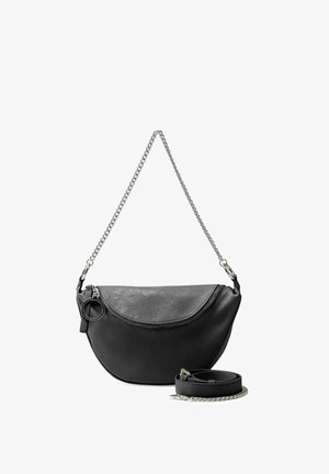 Zwarte neplederen tas met een gebogen vorm, zilveren kettinghengsel en een ritsluiting. Inclusief een afneembare schouderriem en een ronde hardware detail.