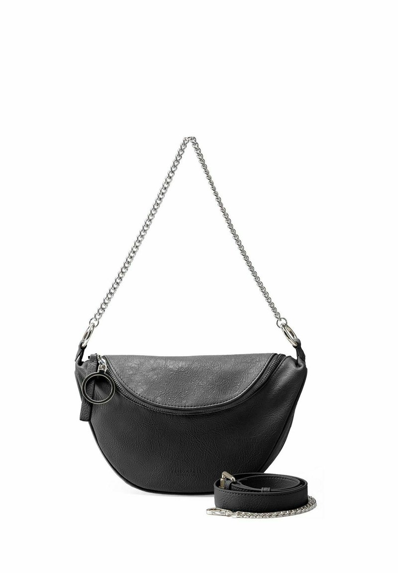 Bolso de imitación cuero negro con forma curvada, correa de cadena plateada y cierre con cremallera. Incluye una correa desmontable y un detalle de hardware circular.