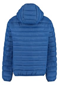 Chaqueta de plumas azul con capucha, que presenta un diseño acolchado y costuras horizontales. La tela parece suave y ligeramente brillante.