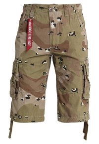 Pantalones cortos de cargo de camuflaje con un patrón en tonos beige, marrón y verde; cuentan con múltiples bolsillos y una etiqueta roja que dice "Remover antes de volar".