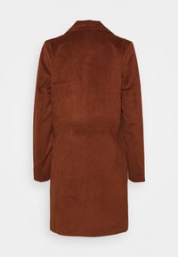 Hnědý vlněný kabát s přiléhavým střihem, jednořadým designem, klopovým límcem a dlouhými rukávy, s hladkou texturou. Pohled z zadní strany.