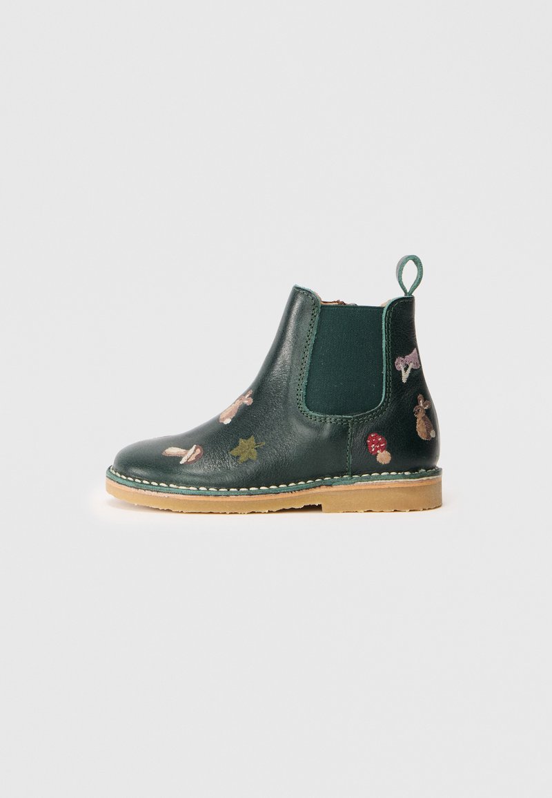 Botín Chelsea verde de cuero con paneles laterales elásticos, bordados decorativos de hojas y animales, y suela de goma.