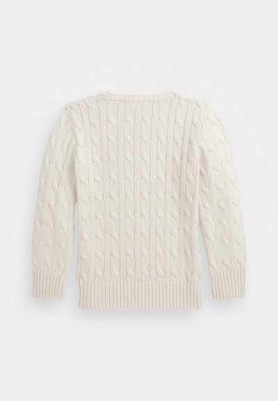 Suéter de malha na cor creme com um padrão de trança, punhos e barra canelados, com um design clássico de gola redonda. Apenas vista traseira.