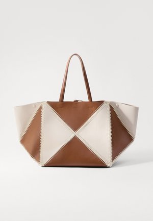 Nanushka THE ORIGAMI LARGE - Kandekott - off white/tan/creme