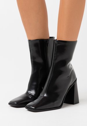 VEGAN ROBBIE BOOT - Enkellaarsjes met hoge hak - black dark