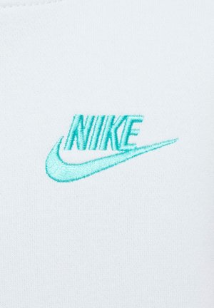 Hvidt stof med et broderet Nike-logo i lys turkis. Designet har mærkenavnet og den ikoniske swoosh i en glat, ren stil.