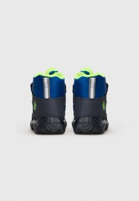 Czarno-niebieskie buty trekkingowe dla dzieci z neonowozielonymi wyściełanymi kołnierzami i odblaskowymi paskami, przedstawione z tyłu na białym tle.
