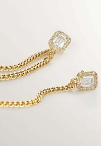 Pendientes dorados con un diseño en cadena y cristales en forma de cuadrado rodeados de pequeñas piedras, creando un efecto brillante.