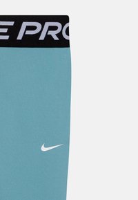 Nike Performance LEGGINGS UNISEX - Tajice - denim turqoise/white