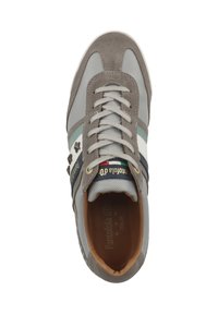 Sneaker da uomo con tomaia in suede grigio e rete, caratterizzato da strisce blu, bianche e verdi, branding dorato e suola in gomma testurizzata.