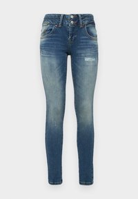 Pantalones vaqueros ajustados azules con un lavado desvanecido, cierre de dos botones, cinco bolsillos y sutiles detalles desgastados en la parte delantera y trasera.