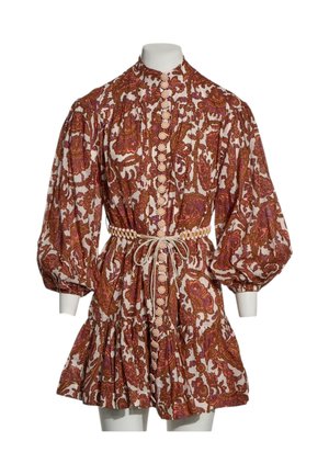 Kort jurkje met pofmouwen, bloemenknopen, bruin en paars paisley-patroon en een gestrikte ceintuur in de taille op een wit mannequin.
