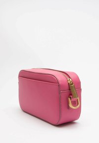 Borsa rettangolare in pelle rosa con zip e accessori dorati, caratterizzata da una superficie liscia e un design strutturato.