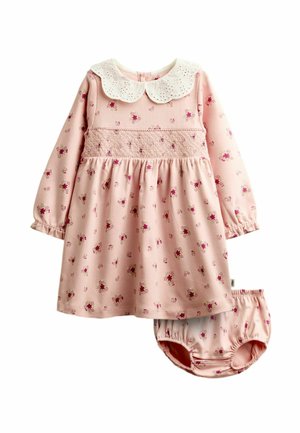 Lyserød babykjole med lange ærmer, smock i taljen, blomstret print, hvid bølget krave og matchende bloomers.
