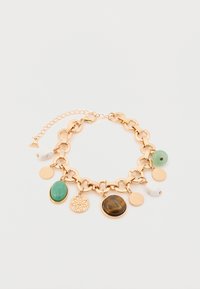 Guld-tone kædearmbånd med flere charms, herunder grønne og hvide sten, en cirkulær tigerøje pendant og en mønstret skive.