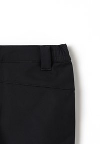 Sorte bukser med elastisk midje, flat front og broderte detaljer. Stoffet synes å være glatt og lett, egnet for uformell bruk.