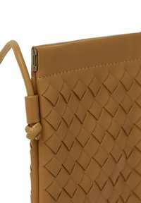 Barna bőr clutch táska szőtt textúrával, cipzáros záródással és egyszerű pánttal. Simább felület, geometrikus mintával a felszínen.