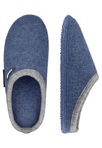 Blauwe vilten pantoffels met een grijze fleece voering. Afgeronde neus, open achterkant, subtiele geribbelde zool en een zwart merklabel aan de zijkant.