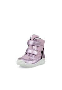 Roze hoge sneakers met metallic accenten, twee klittenbandstraps en een gestructureerde afwerking. Rubberen zool met goede grip. Zwarte zijdetails.