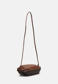Brun lädercrossbodyväska med texturerad yta, som har dragsko-stängning, lång rem och en kompakt, rektangulär form.