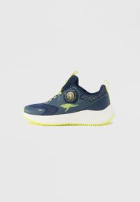 Chaussures de sport bleu marine avec des détails en mesh et des accents jaune vif. Caractérisées par une molette ronde pour le serrage et une semelle en caoutchouc.