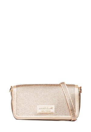 Gouden metalen clutch tas met gaasontwerp, met een slanke vorm, opklapklep en een afneembare schouderband. Logo-detail aan de voorkant.