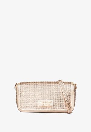 Gouden metalen clutch tas met gaasontwerp, met een slanke vorm, opklapklep en een afneembare schouderband. Logo-detail aan de voorkant.