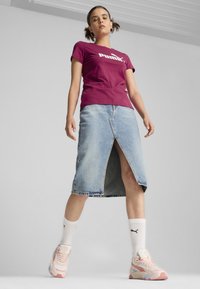 Puma ESSENTIALS LOGO RUNDHALS KURZARM - Camiseta estampada - magenta gleam