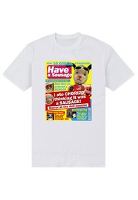 Bílý tričko s barevným potiskem, na kterém je karikatura psa a humorný text o klobáskách, se zaměřením na hravé grafiky a odvážné barvy.