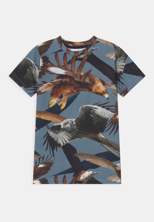 T-shirt à manches courtes avec un imprimé intégral de différents oiseaux sur un fond bleu ; fabriqué en tissu doux avec un col rond.